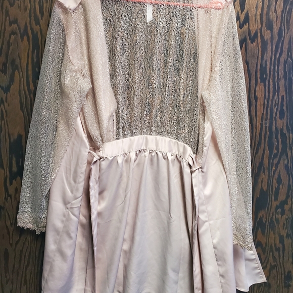 Flora Nikrooz Showstopper Charmeuse Robe Size Medium Champagne Color - Picture 5 of 9